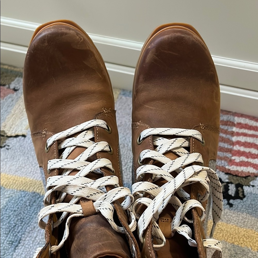 Sorel Brown Lace Up Boots with Classic Design - Picture 5 of 6
